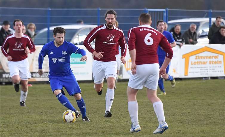 Roland Augst (am Ball) sorgte in der Abwehr der SG Niederburg (rechts Markus Schink) für ganz schön Verwirrung und steuerte zwei Treffer zum Erfolg bei.SK
