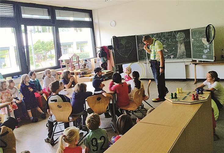 Roland Fraatz, ein Schulvater, der ehrenamtlich als Krankenhaus-Clown und Zauberer arbeitet, zog an diesem Tag an der KGS Meckenheim die kleinen und großen Besucher mit seinen Zaubertricks in den Bann.  privat