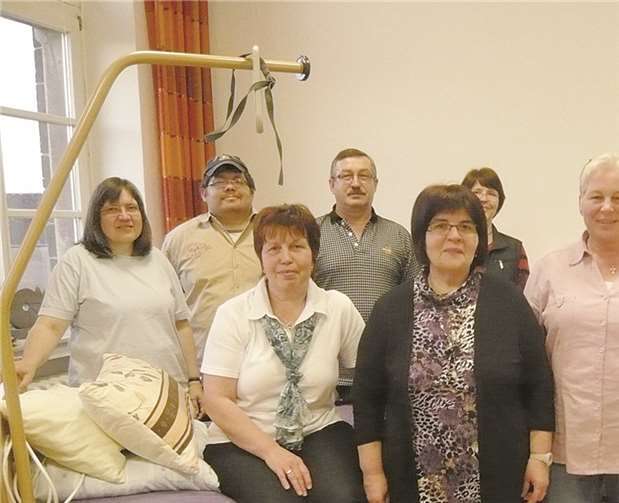 Roland Geisbüsch, Geschäftsstellenleiter der Barmer GEK Mayen (rechts im Bild) beglückwünscht die Teilnehmerinnen und Teilnehmer beim Abschlussabend in Polch.