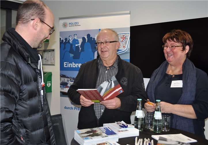 Roland Kirschhausen (Mitte) von der Bonner Polizei und Bettina Willms von der Stadt Meckenheim beraten einen Bürger.Stadt Meckenheim