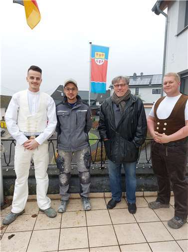 Roland Lorenz gratuliert den drei neuen Meistern.Foto: privat