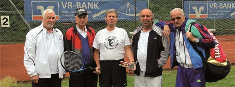 Roland Marquard, Milan Höfer, Rudolf Weichsel (Mannschaftsführer), Hans-Joachim Röder, Wolfgang Jünemann (v. l.). Nicht dabei: Bernd Lange, der als Aushilfe bei den Herren 60 im sportlichen Einsatz war. Rudolf Weichsel