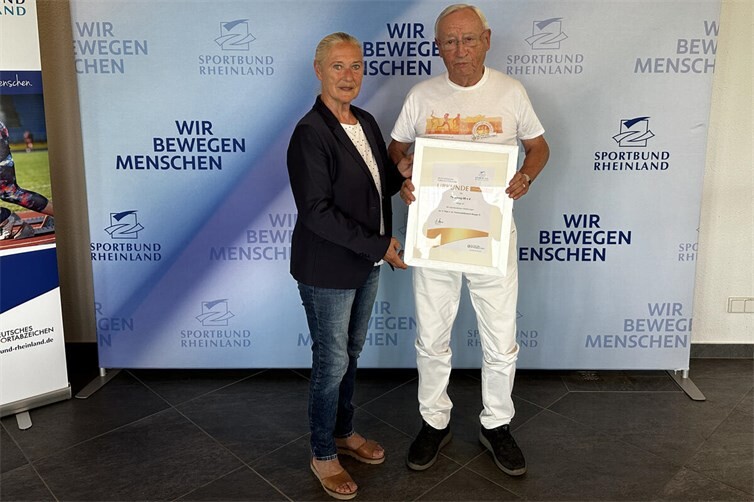 Roland Moock nimmt für den TV Sinzig 08 die Ehrung im Sportabzeichenwettbewerb für den 2. Platz der Großvereine entgegen.