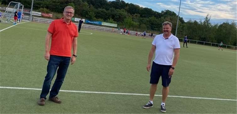 Roland Obersteg (SC Rheinbach) und Karsten Logemann (FDP) beim Ortstermin auf dem Kunstrasenplatz Villeneuver Straße.Foto: FDP