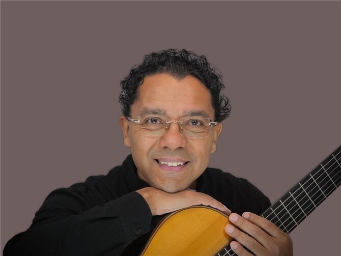 Roland Schlieder vermittelt in dem Seminar Grundlagen des Ukulelespielens. Foto: Victoria Schlieder