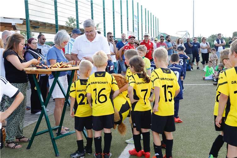Roland Schmitt von Vito Irmen überreicht mit den Turnierleitern den Jüngsten die Medaillen.