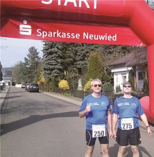 Roland Waldecker und Siegfried Rau beim 26. internationalen Volkslauf „Rund um den Wasserturm“. privat