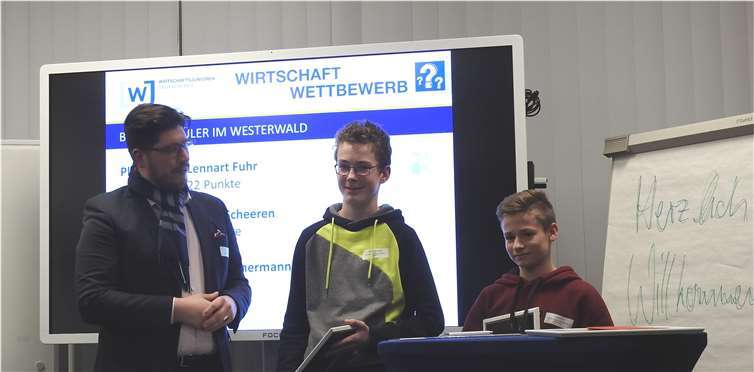 Roland Walta, Sprecher der Wirtschaftsjunioren Westerwald-Lahn und ehemaliger Abiturient des GiK, zeichnet die besten Teilnehmer von „Wirtschaftswissen im Wettbewerb“ aus. Foto: privat