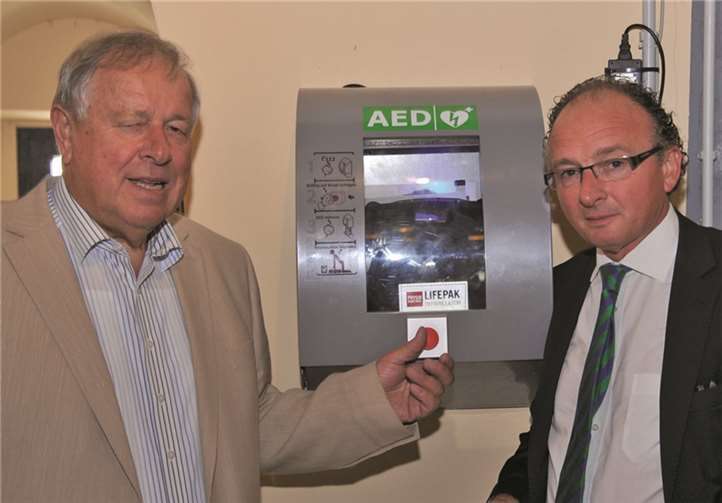 Roland Walther, Vorsitzender des Fördervereins und Oberbürgermeister Achim Hütten bei der Übernahme des Defibrillators. privat