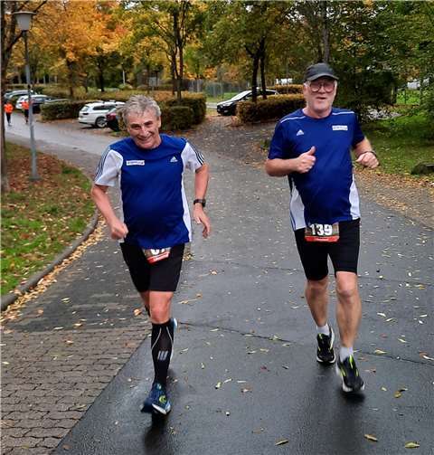 Roland Wesche (re.) und Klaus Jahnz auf der Zielgeraden.