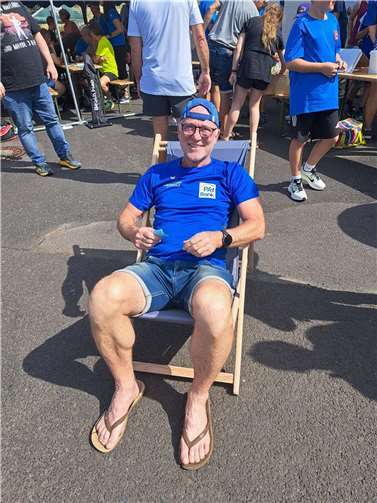 Roland Wesche testet den Wellness Stuhl, den sein Lauffreund Klaus Dieter Müller gewann. Foto:Klaus Jahnz