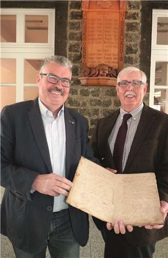 Roland Wilkes bei der Übergabe des geschichtsträchtigen Dokumentes an Stadtbürgermeister Hans Peter Ammel im Foyer der Laacher See-Halle. Fotos: FRE