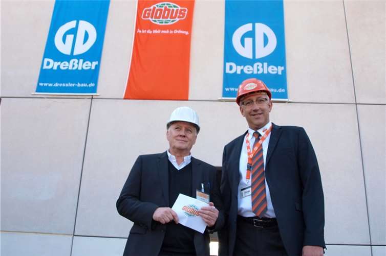 Rolf Alles, Leiter Bauwesen & Standortplanung und Uwe Herrmann, Geschäftsleiter des neuen SB-Warenhauses (v.l.) hatten zur Begrüßung viel Lob und noch mehr Zahlen zum Bauverlauf im Gepäck.Fotos US