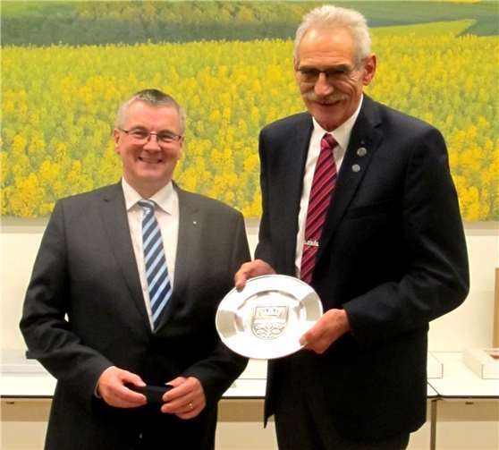 Rolf Barthel erhielt den „Kleinen Wappenteller des Landkreises Mayen-Koblenz“ für sein vielfältiges Engagement.