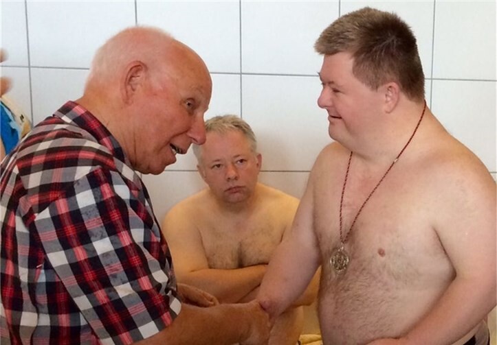 Rolf Böttiger, der Vize-Präsident des Behindertensportverbands, überreichte die Medaillen.privat