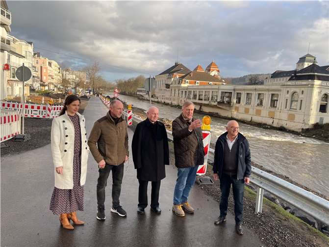Rolf Deißler (2. von rechts) erläutert (von links) Christina Steinhausen, Dominik Graf von Spee, Ulrich van Bebber und Berthold Phiesel, die Probleme nach der Flut in Bad Neuenahr-Ahrweiler. Foto: FDP Kreis Ahrweiler