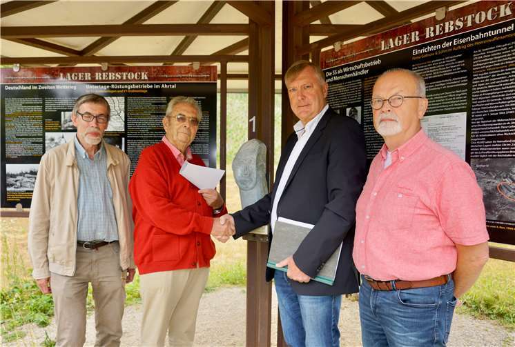 Rolf Deißler bedankt sich bei Dr. Saul für die großzügige Gabe.Fotos: KG