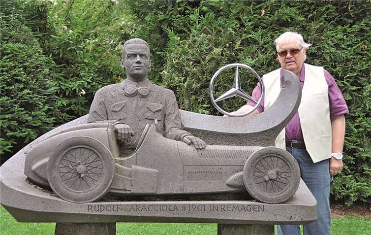 Rolf-Dieter Meißner zeigte am Denkmal, wo der Stern in der Zukunft seinen Platz finden wird. AB