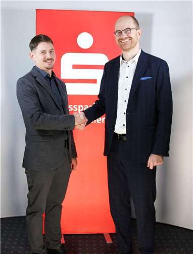 Rolf Eberle (r.) heißt Fabian Klein im Team der Kreissparkasse Ahrweiler „Herzlich Willkommen“.  Foto: privat