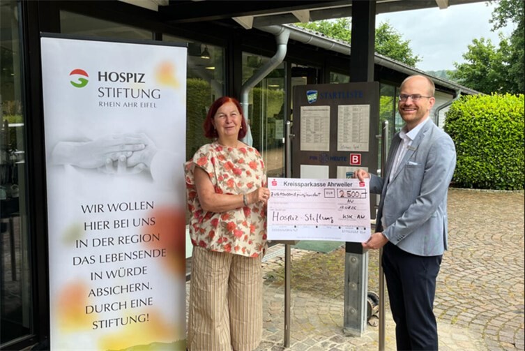 Rolf Eberle, stellv. Bereichsleiter der Kreissparkasse Ahrweiler, überreicht die Spende an Ulrike Dobrowolny, Vorstand der Hospiz-Stiftung Rhein-Ahr-Eifel