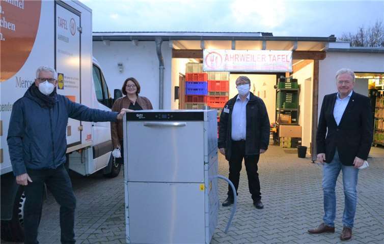 Rolf Ermert, Christiane Böttcher, Kuno Herchenbach und Ulf Konrads begeistert die Technik der professionellen Spülmaschine.Foto: E. T. Müller