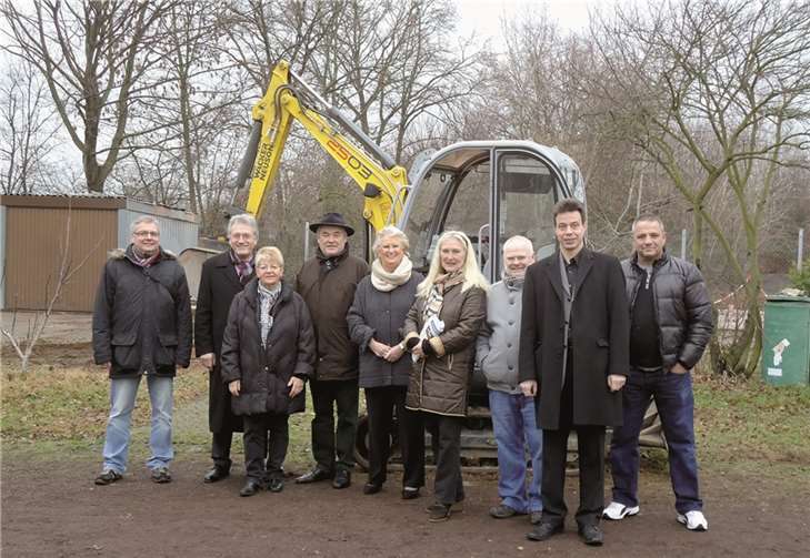 Rolf Fiedler (l.) und Hans-Georg Reinhardt (r.) informierten vor Ort die Mitglieder der CDU-Stadtratsfraktion (v. l.) Peter Balmes, Anne Schumann-Dreyer, Karl-Heinz Rosenbaum, Edith Hoernchen, Monika Sauer, Eitel Bohn und Andreas Biebricher über den aktuellen Stand in Sachen Wiederaufbau des Vereinsheims der Sportfreunde Moselland. privat