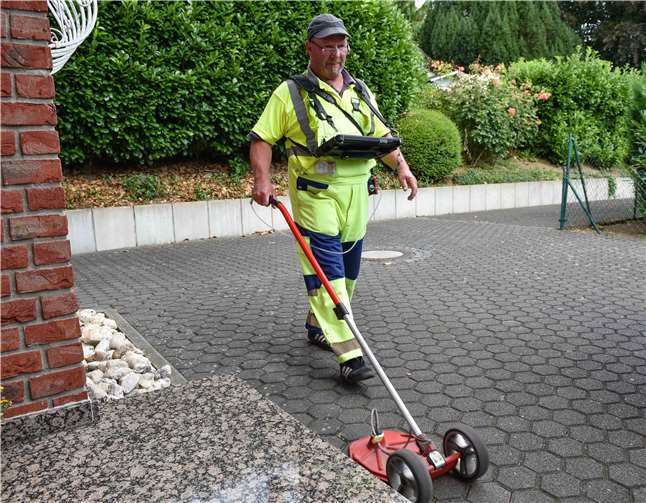 Rolf Franke läuft täglich rund 20 Kilometer und spürt mit dem Teppichsucher kleinste Gaslecks auf. Foto: privat
