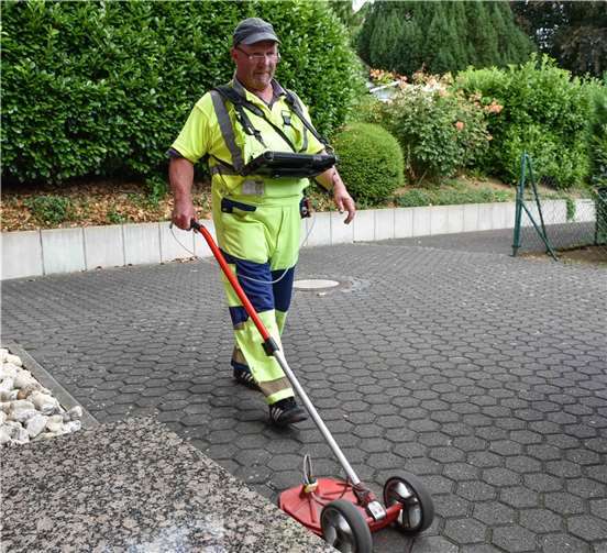 Rolf Franke läuft täglich rund 20 Kilometer und spürt mit dem Teppichsucher kleinste Gaslecks auf.  Foto: Gerd Neuwirth/SWN