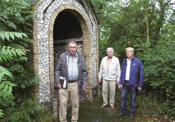 Rolf Franzen, Fritz Felgenheier und Michael Loch vom Förderkreis Allerheiligenberg bei der „Begutachtung“ der Kapellchen.