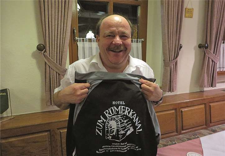 Rolf Fuhs spendete den beiden Seniorenmannschaften neue Trainingsanzüge. privat