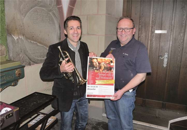 Rolf Genn (Vorsitzender des Kreisfeuerwehrverbandes Ahrweiler) und Bruce Kapusta freuen sich jetzt schon auf das Kölsche Advents- und Weihnachtskonzert am 13. Dezember in St. Pius Bad Neuenahr-Ahrweiler. Foto: FRE