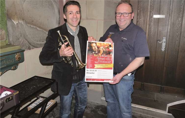 Rolf Genn (Vorsitzender des Kreisfeuerwehrverbandes Ahrweiler) und Bruce Kapusta freuen sich jetzt schon auf das Kölsche Advents- und Weihnachtskonzert am 13. Dezember in St. Pius Bad Neuenahr-Ahrweiler. Foto: FRE