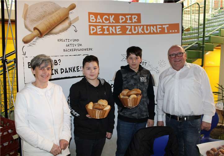 Rolf Genn (re.), Obermeister der Bäcker-Innung, begeisterte mit leckerem Backwerk.