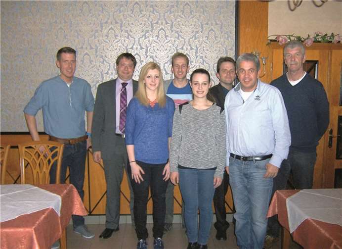 Rolf Hans (Vorsitzender) und Florian Bröker (Schriftführer) begrüßen die neuen Mitglieder (v.l.n.r.): Nikla Seiwert, Sophie Hans, Gerd Loth, Christina Genn, Björn Pfeif, Markus Marino.privat