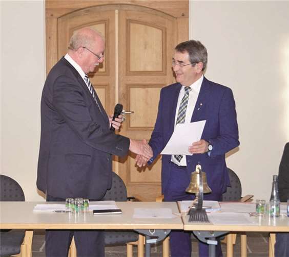 Rolf Haxel (links) gratulierte dem alten und neuen Bürgermeister Helmut Probst.