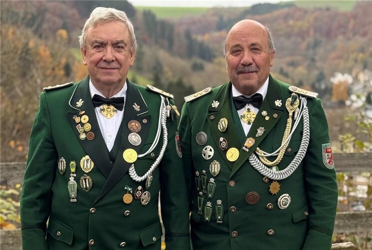 Rolf Hilger und Urban Meid bekamen für ihre jahrzehntelange Arbeit das Ehrenzeichen in Gold des Bezirksverbandes Pellenz verliehen. Foto: privat