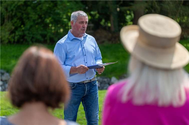 Rolf Jung bedankt sich bei allen an der Renaturierung beteiligten Personen und Einrichtungen.