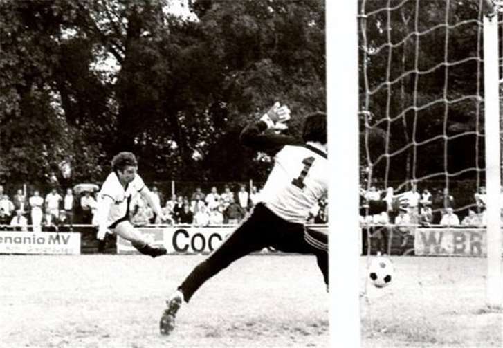 Rolf Kahler, hier im Rheinlandpokalendspiel 1983, ist der erfolgreichste Torschütze der SG Ellingen im DFB-Pokal.