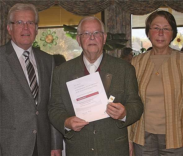 Rolf Klein nahm in Gegenwart der Schriftführerin des MGV Eintracht, Gerlinde Meurer, die Ehrenurkunde und Ehrennadel des Deutschen Chorverbandes vom Vorsitzenden des Chorverbandes Ahrweiler, Günter Nerger, entgegen.RÜ