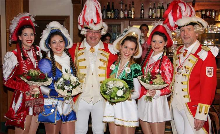 Rolf Knopp und Friedhelm Göron dankten den Mariechen Franziska Knopp, Kim Sparmann, Julia Karnvelat und Julia Steinigans für ihr Engagement. privat