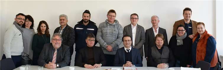 Rolf Koch, Geschäftsführer des Jobcenters Landkreis Mayen-Koblenz (1.R.v.l.), Burkhard Nauroth, Erster Kreisbeigeordneter Landkreis Mayen-Koblenz, Miguel Vicente, Beauftragter der Landesregierung für Migration und Integration, und Christoph Kretschmer, Leiter Bereich Projekte im Jobcenter Mayen-Koblenz, mit weiteren Mitarbeitern, Seminarteilnehmern und Netzwerkpartnern beim Besuch des Integrationsbeauftragten.Jobcenter