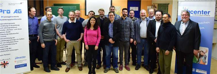 Rolf Koch (v.r.), Geschäftsführer des Jobcenters Landkreis Mayen-Koblenz, begrüßt Mitarbeiter von INTEL und IRC sowie Teilnehmer der INTEL-Schulung. Privat