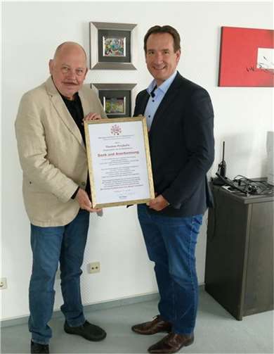 Rolf Papen ehrte Thomas Przybylla. Foto: Hermann Winter