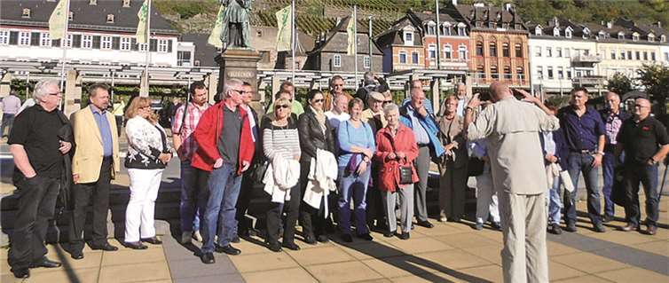 Rolf Papen erläutert den Teilnehmern Kaub und die Geschichte. Privat