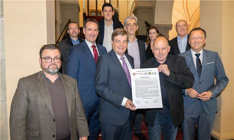 Rolf Papen überreicht Staatssekretär Enak Ferlemann nach dem Gespräch das „10 Punkte Programm“ des „Arbeitskreises Bahnlärm Rhein-Mosel“. V.l. vordere Reihe: Max Op den Camp, Verbandsbürgermeister Thomas Przybylla, Staatssekretär Enak Ferlemann, Rolf Papen, MdB Josef Oster, v.l. hintere Reihe: Johannes Juchem, Thomas Höfer, Christoph Thilmann, Elena Schäfer, Josef Helf. Foto: Hans-Peter-König