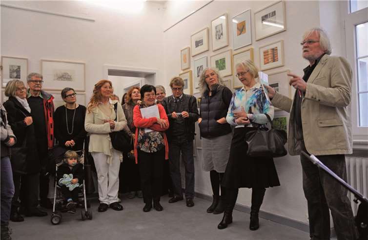 Rolf Plewa, Erster Beigeordneter der Stadt Remagen (r.) beim Grußwort; (2.v.r.) Victoria Westmacott-Wrede, Leiterin der Gruppe und Initiatorin der Ausstellung; Dr. Heidrun Wirth (Mitte, in Rot mit Papier), die später die Einführung hielt. privat