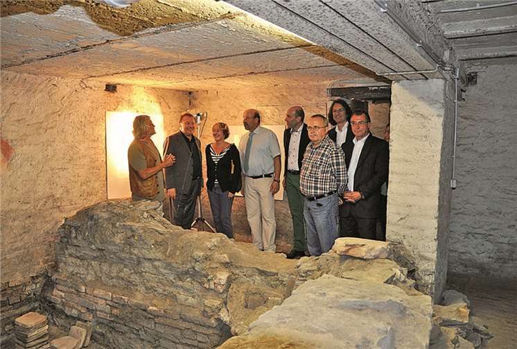 Rolf Plewa (l.) mit der prominenten Besuchergruppe auf dem neuen Weg in die Hypocausten.AB