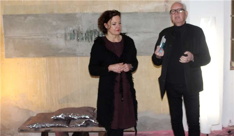 Rolf Sachsse führte zunächst im Atelierhausin die Arbeit von Martine Seibert-Raken ein