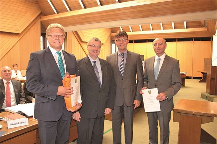 Rolf Schäfer (l.) und Rudi Zenz (r.), die neuen ehrenamtlichen Beigeordneten des Kreises MYK. Landrat Dr. Alexander Saftig und Erster Kreisbeigeordneter Burkhard Nauroth gratulierten.