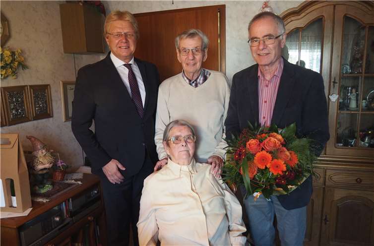 Rolf Schäfer (li.) und Peter Kirst (re.) gratulierten Alfred und Gertrud Gräf zur Eisernen Hochzeit. privat